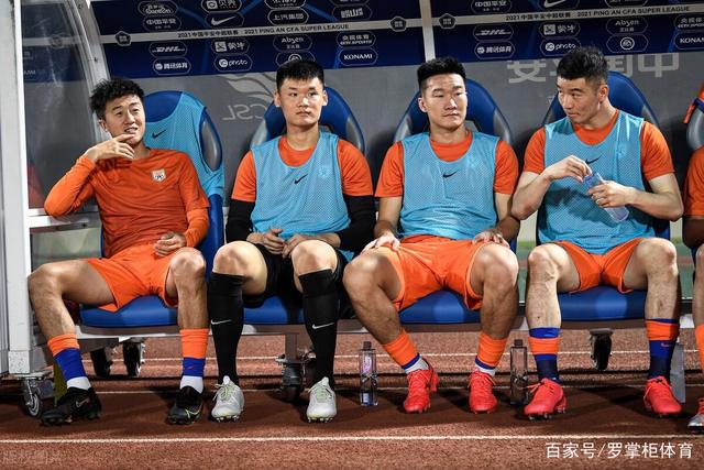 媒体人：新疆球员刘懿霆在体测中膝盖受伤